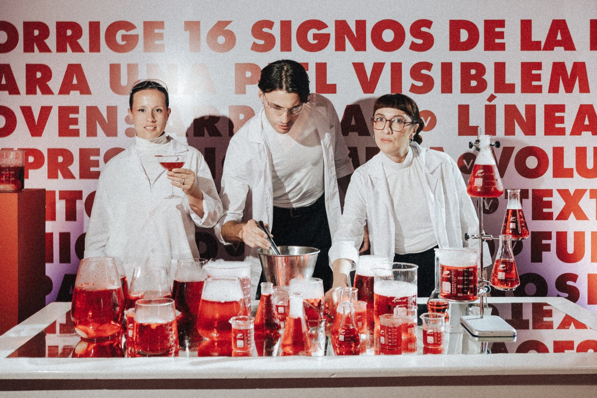 Equipo de Classic Twist con batas blancas en la barra de la activación de Vichy