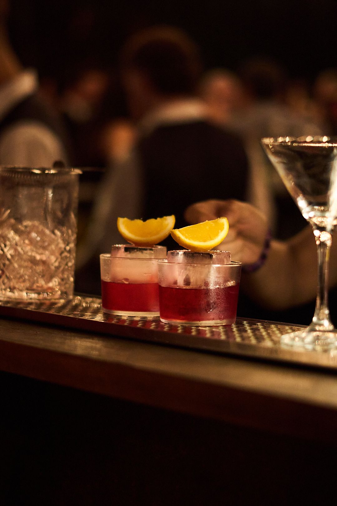 Tragos de autor con naranja sobre la barra de un casamiento