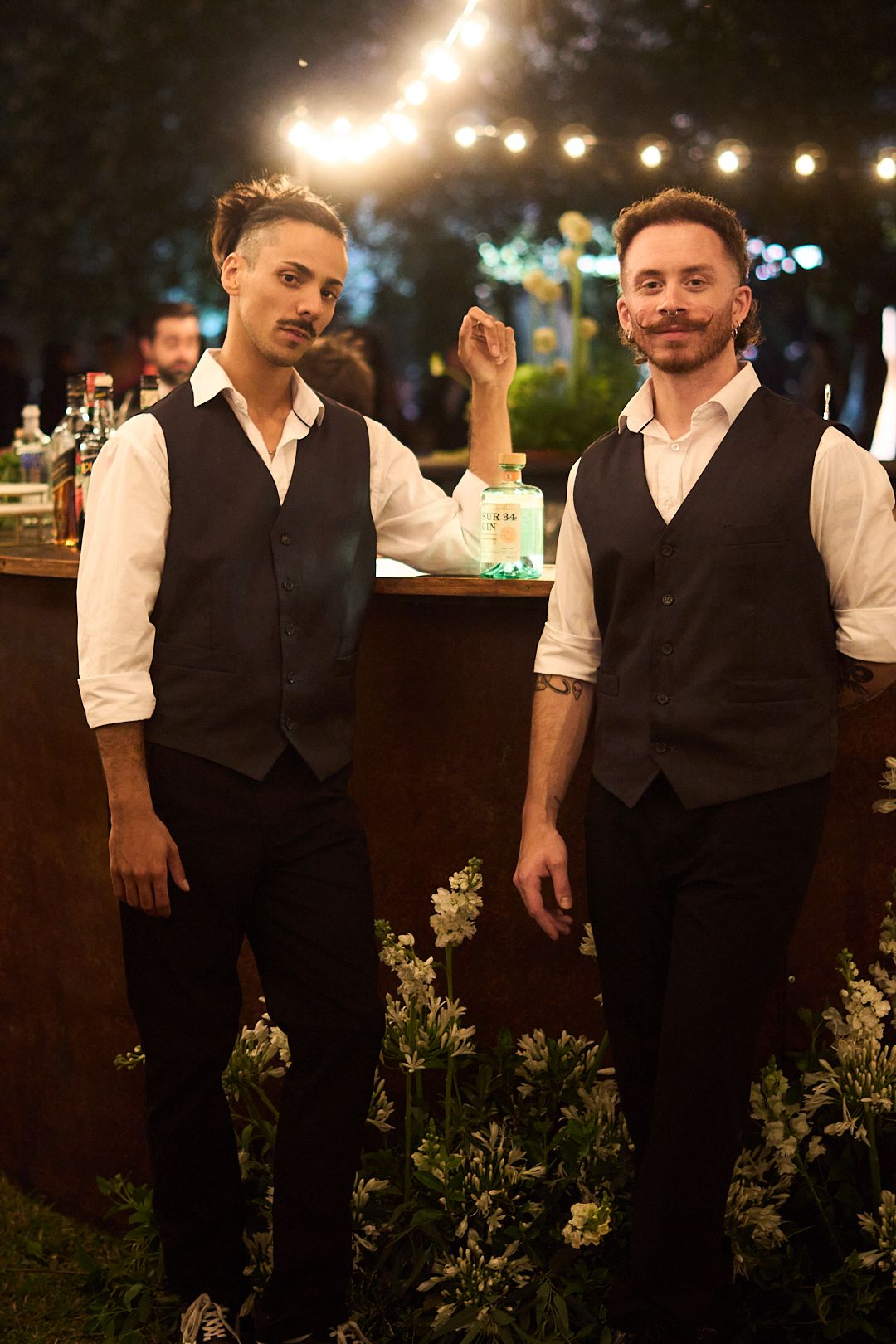 Bartenders de Classic Twist junto a la barra de un casamiento al aire libre