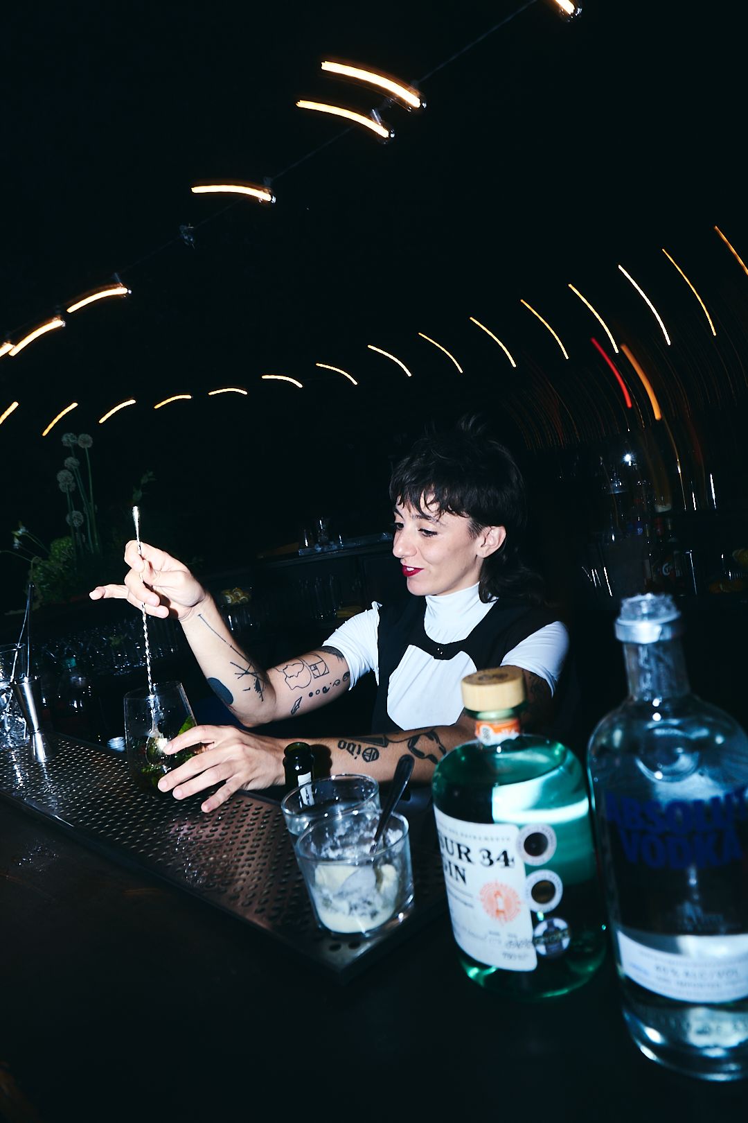 Bartender preparando un trago de autor en la barra de un casamiento