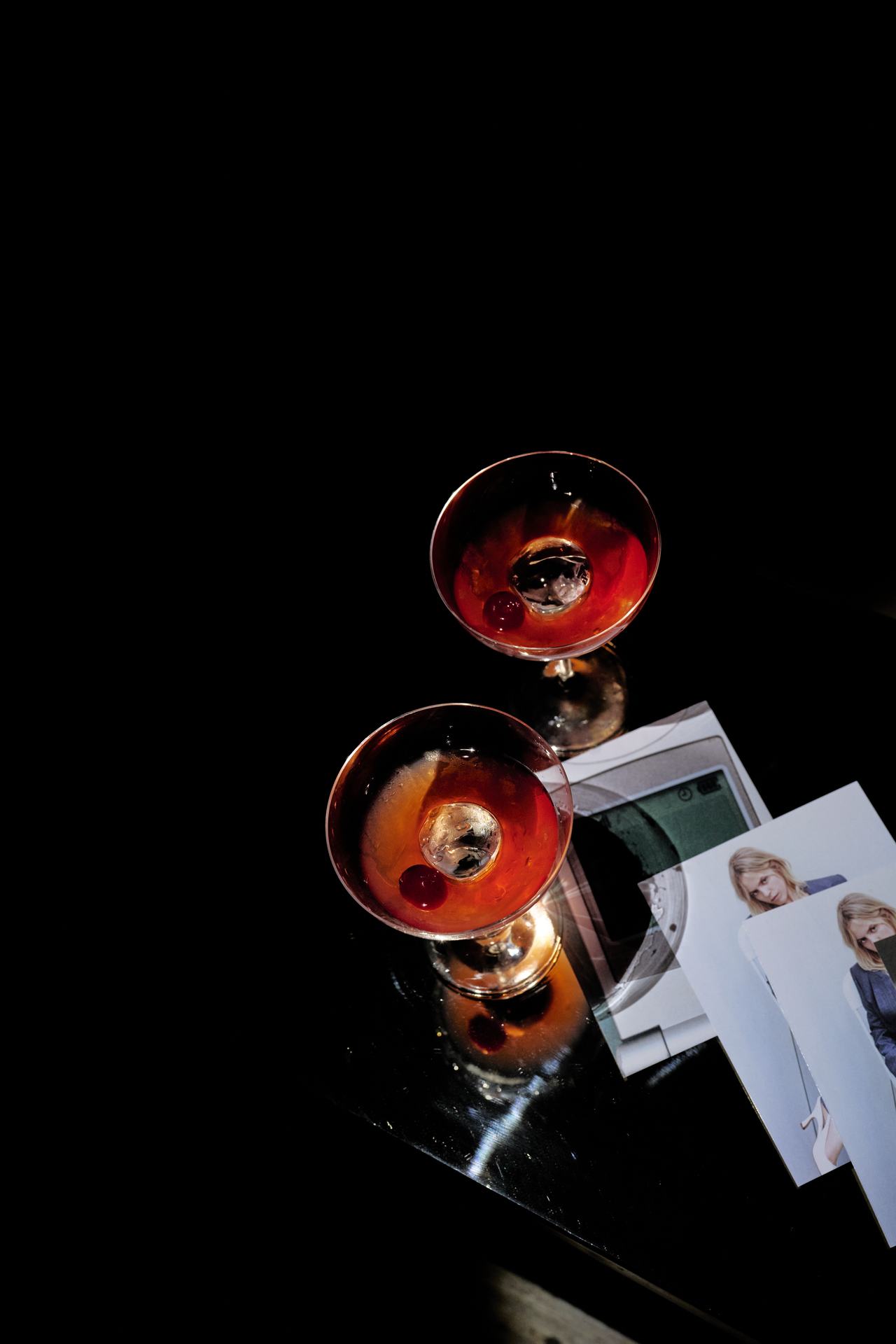Dos cócteles junto a imágenes de la colección, lanzamiento Stella McCartney × H&M