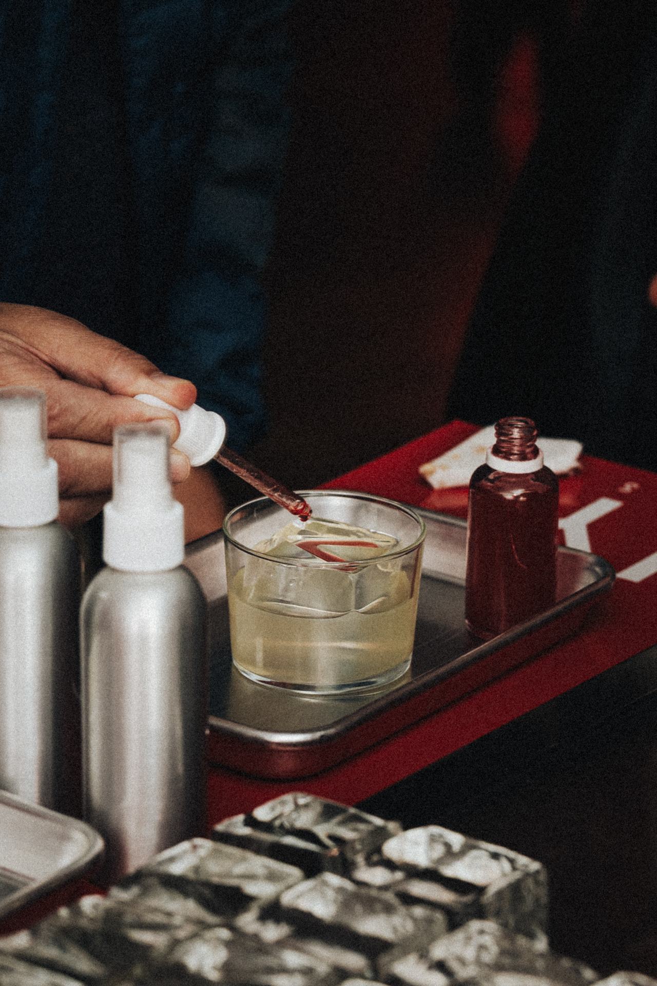 Trago de autor con gotero rojo en la bandeja de la activación de Vichy