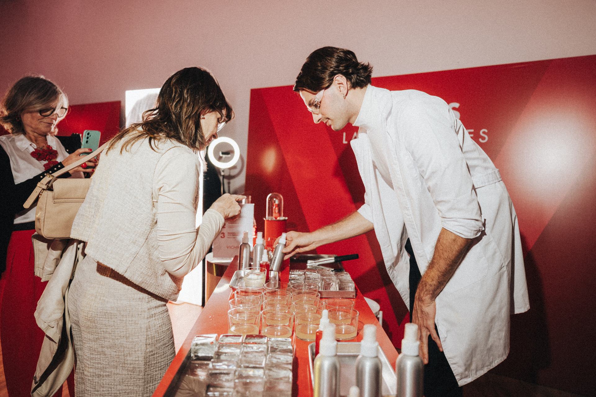 Bartender atendiendo la estación interactiva de Vichy, con invitadas armando su trago