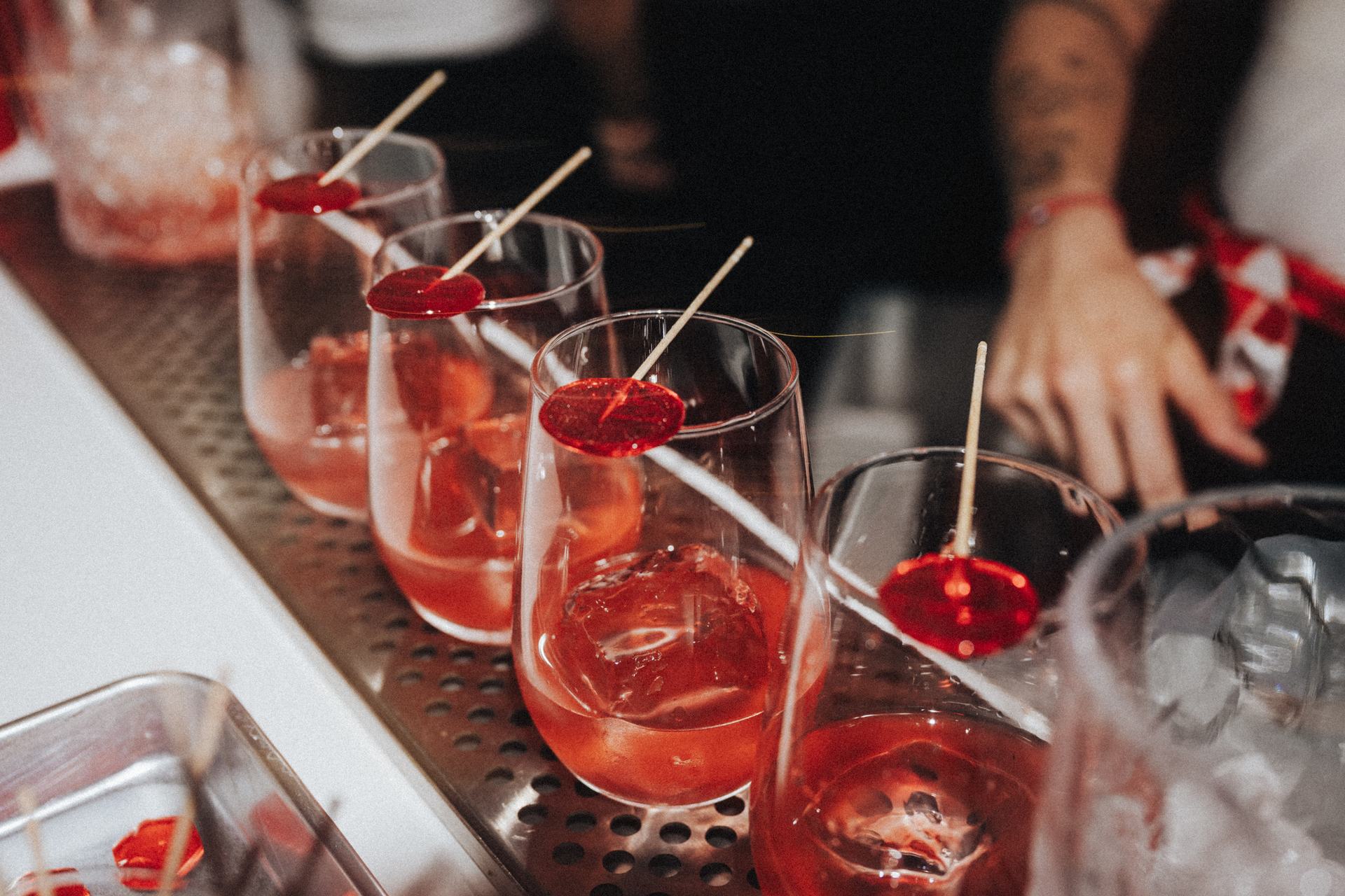Tragos rojos en fila con decoración en palillo, activación de Vichy